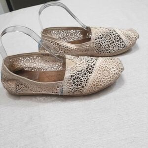 Toms lacy Crocheted flats slip on size 8 off white floral  coastal cowgirl style